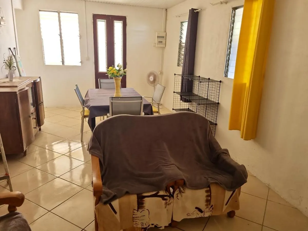 Dom wakacyjny Maison Charmante Au Robert Avec Jardin Et Tennis A Proximite Le Robert